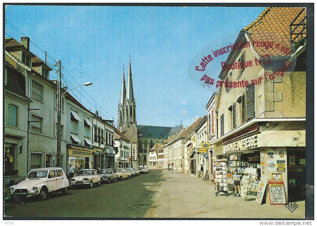 M708 - SARRALBE Rue Clémenceau Et La Cathédrale - Moselle - Sarralbe