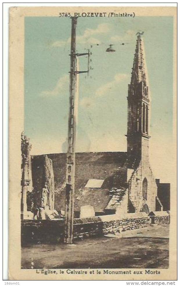 PLOZEVET - L´église, Le Calvaire Et Le Monument Aux Morts - Plozevet