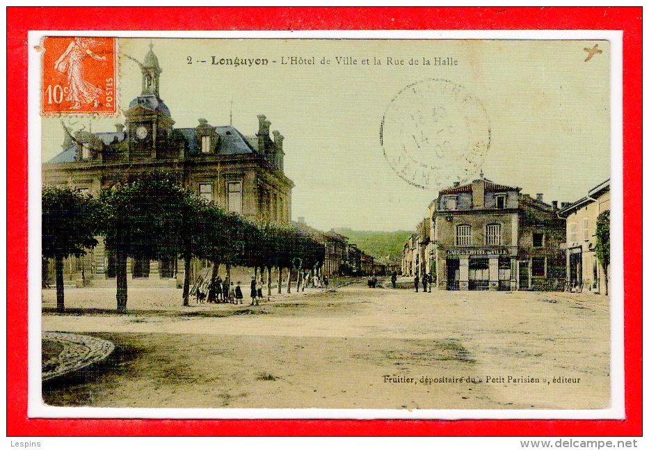 54 - LONGUYON --   L'hôtel De Ville  Et La Rue Des Halles - Longuyon