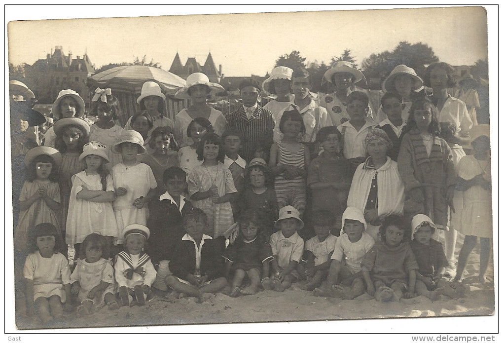 44  LE  POULIGUEN    CARTE  PHOTO   GROUPE D  ENFANTS   SUR  LA  PLAGE ( A  GAUCHE  LA MAIRIE  ACTUELLE ) - Le Pouliguen