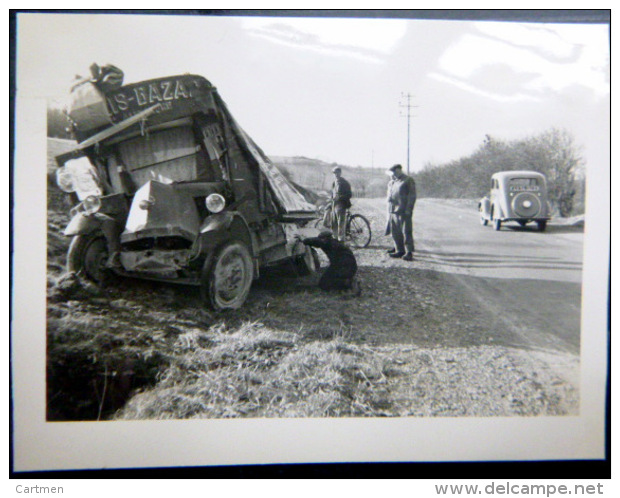 ACCIDENT  AUTOMOBILE   CAMIONNETTE  BAZAR  DANS LE FOSSE  PHOTO ORIGINALE 1950 - Automobili