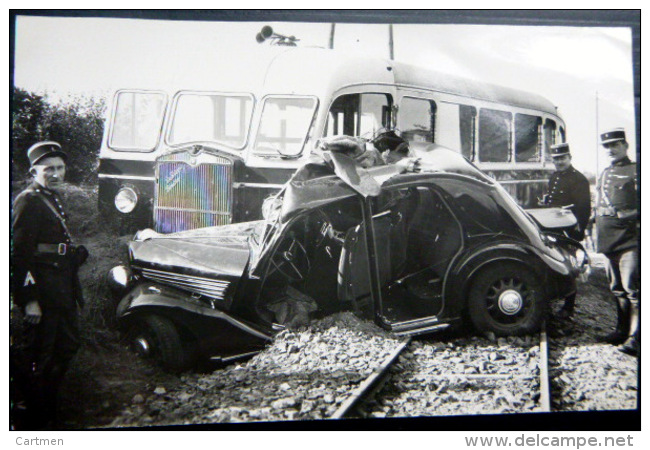 ACCIDENT  AUTOMOBILE  VOITURE CONTRE BUS GENDARMES SUR LE VIF  PHOTO ORIGINALE   1950 - Automobiles