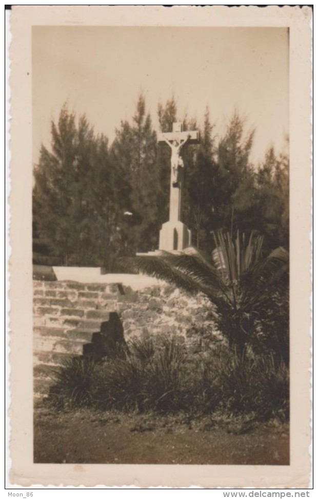 974 - ILE DE LA REUNION   - Photographie à Situer - Calvaire Jubilé Devant Filaos - Autres & Non Classés