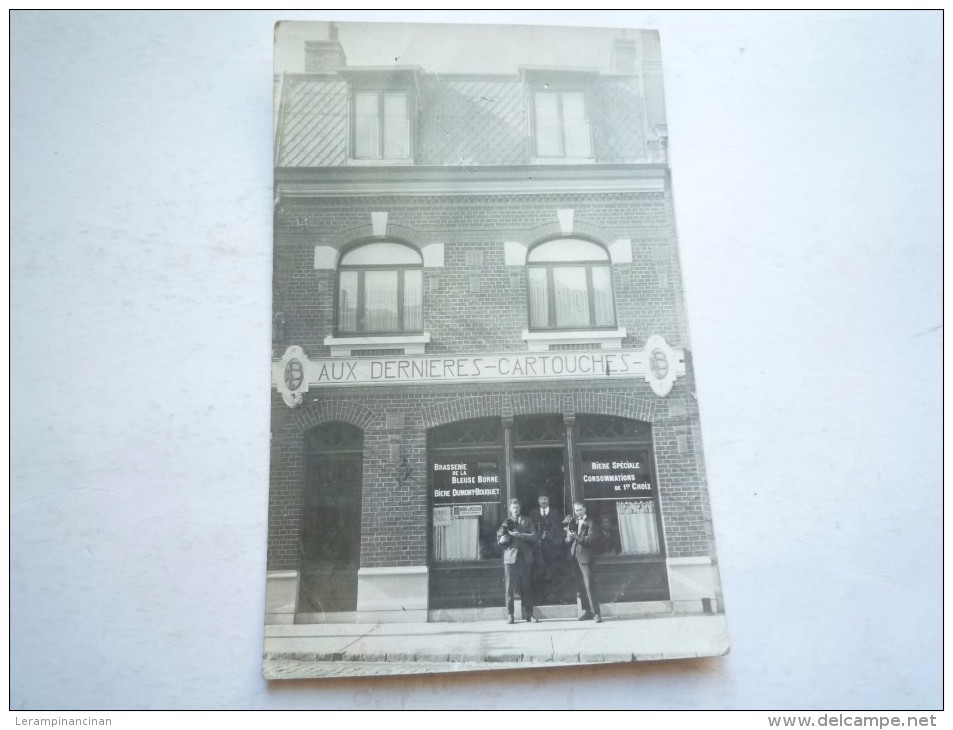 DEVANT LA BRASSERIE AUX DERNIERES CARTOUCHES PAPIER GLACE  ETAT CORRECT NON CIRCULE DOS DIVISE - Autres & Non Classés