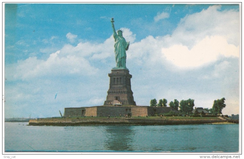 The Statue Of Liberty On Bedloe's Island In New York Harbor, Unused Postcard [17442] - Statue Of Liberty