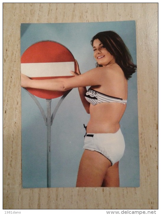 FANTASTICA CARTOLINA DONNA PIN-UPS - GIRL CON CARTELLI STRADALI NON VIAGGIATA PREZZO ECCEZIONALE - Pin-Ups