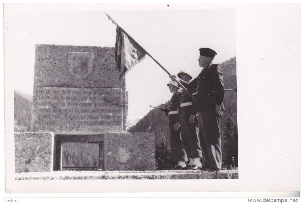 PHOTO DE LA 450 EME COMPAGNIE DE TRANSPORT( ARMEE FRANCAISE) A HALL EN AUTRICHE LEVEE DRAPEAU VERSO PHOTOGRAPHE LANDHAUS - Autres & Non Classés