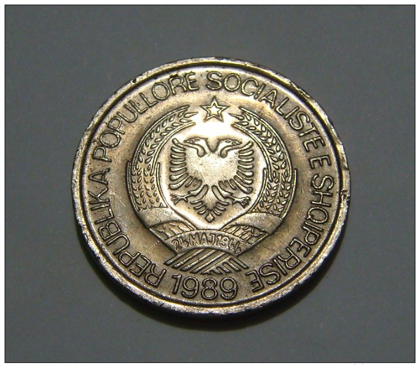 VERY RARE ALBANIA 2 LEKE 1989, WITH PARTIZAN ON STAR - Albania