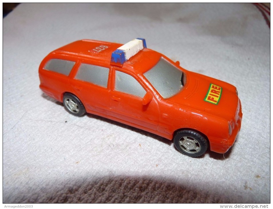 RARE VOITURE ANCIENNE DE POMPIER FIRE CHIEF TOUT PLASTIQUE 1/43 11X4 CM / BE - Collectors Et Insolites - Toutes Marques