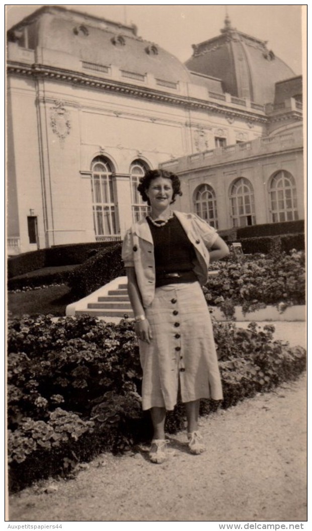 Photo Originale Femme - Jolie Jeune Femme Posant Devant Le Casino De Trouville Sur Mer ? 21.08.1937 - Lieux