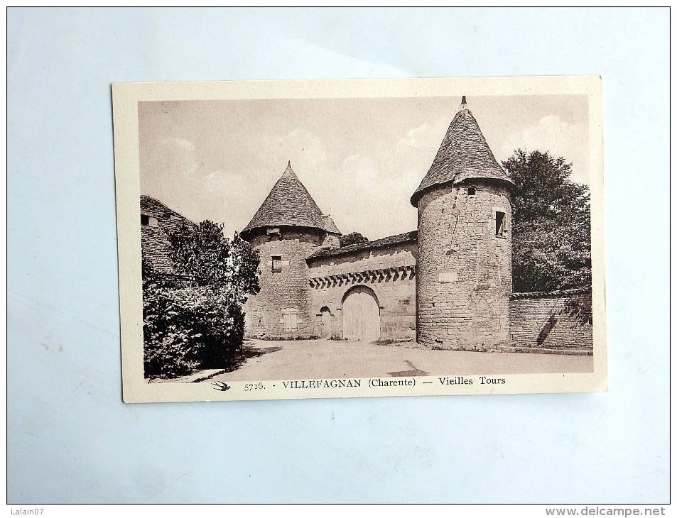Carte Postale Ancienne : VILLEFAGNAN : Vieilles Tours - Villefagnan