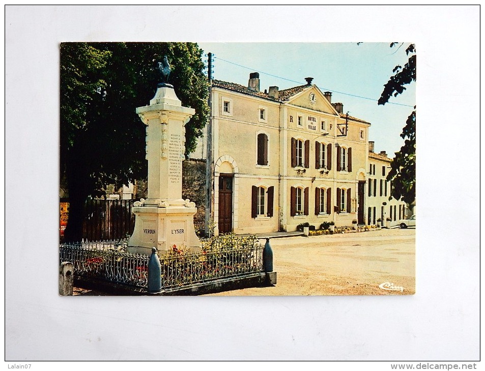 Carte Postale Ancienne : VILLEFAGNAN : La Mairie Et Le Monument Aux Morts - Villefagnan