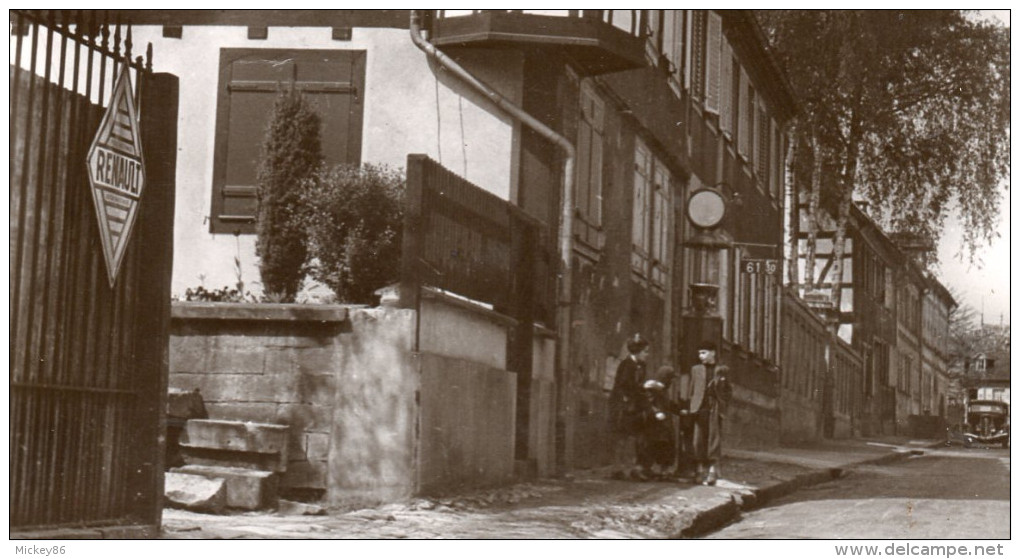 BISCHWILLER--1955--Rue Du Chateau(animée,voiture,Pub Renault),cpsm 15 X 10 Collec Bertrand-Beau Cachet - Bischwiller