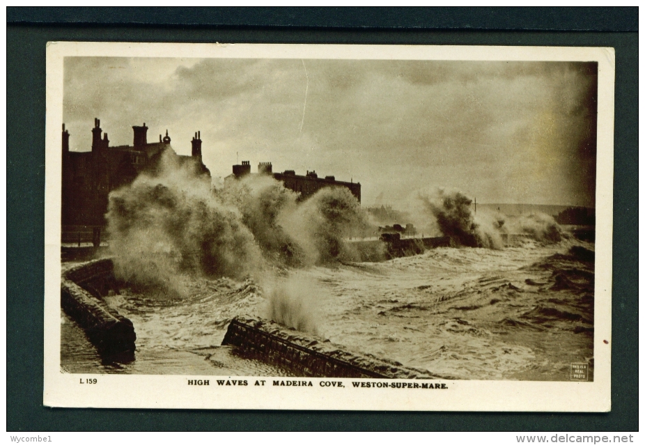 ENGLAND  -  Weston Super Mare  High Waves At Madeira Cove  Used Vintage Postcard As Scans - Weston-Super-Mare