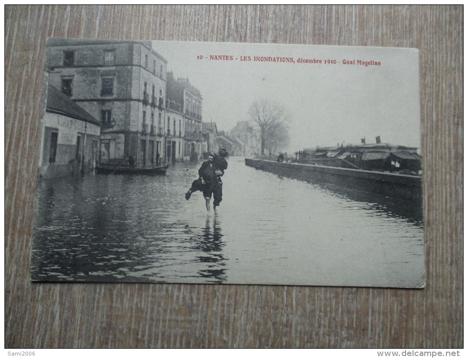 CPA 44 NANTES INONDE DECEMBRE 1910 QUAI MAGELLAN HOMME PORTANT UNE FEMME - Nantes