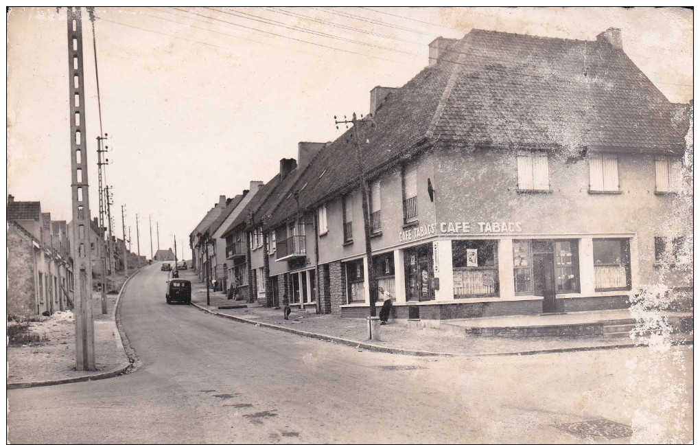 CPSM Dentelée En PF De EQUIHEN  (62)  -  Rue De L' Abbé Coppin - Café-Tabacs  //  BE Mais Blanchie à Droite - Autres & Non Classés