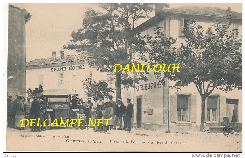83 // COMPS   Place De La Fontaine, Arrivée Du Courrier    Gaymard édit / GRAND HOTEL / BUREAU DE POSTE - Comps-sur-Artuby