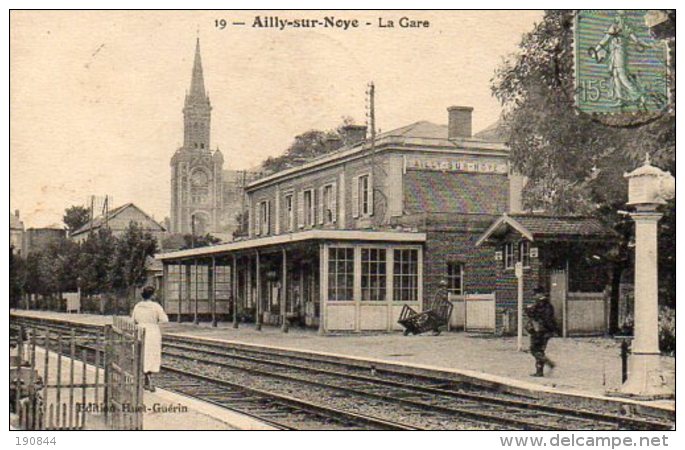 80 AILLY Sur NOYE ( Somme )       La Gare .   " état " - Ailly Sur Noye