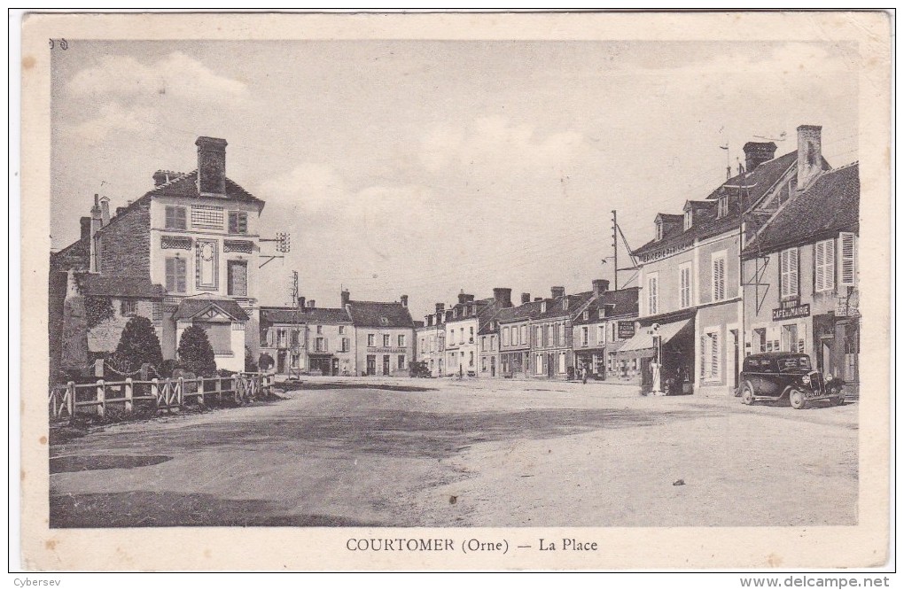 COURTOMER - La Place - Café De La Mairie - Commerce Félix Potin - Pompe à Essence - Voiture - Courtomer