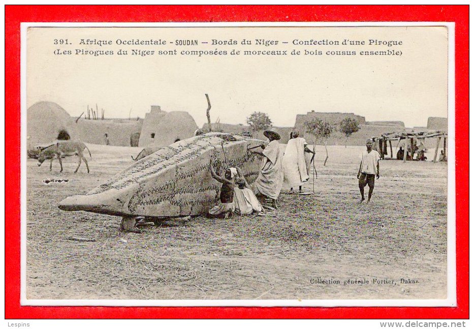 SOUDAN --  Bords Du Nigzer  - Confection D'une Pirogue - Soudan