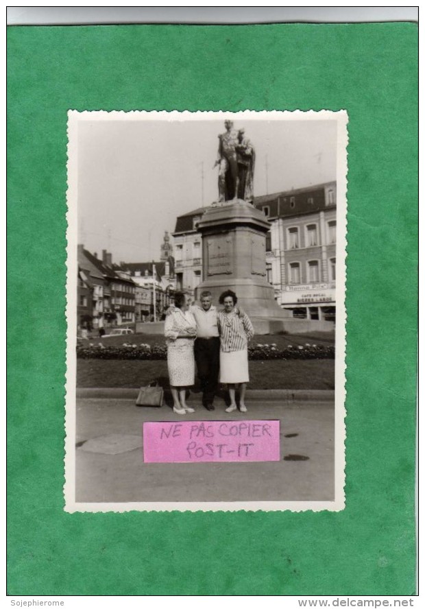 Photo Originale  Mons (Hainaut) Place Léopold Août 1965 (12 Cm X 8,4 Cm) 2 Scans Café Ducal Bières Labor Hanna Pils - Lieux