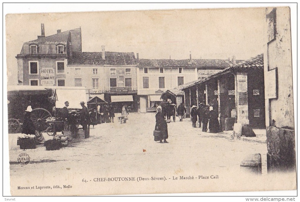 CHEF-BOUTONNE  - Le Marché  - Place Cail. Belle Carte Animée. - Chef Boutonne