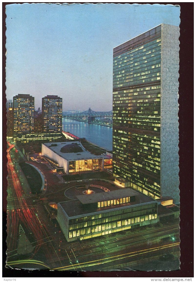 CPM Etats Unis NEW YORK An Evening View Of The United Nations Headquarters - Autres Monuments, édifices