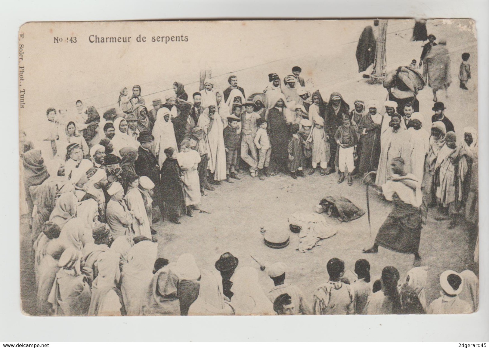 CPA PIONNIERE METIER EN AFRIQUE (Tunisie) SPECTACLE - Charmeur De Serpents - Vendedores Ambulantes