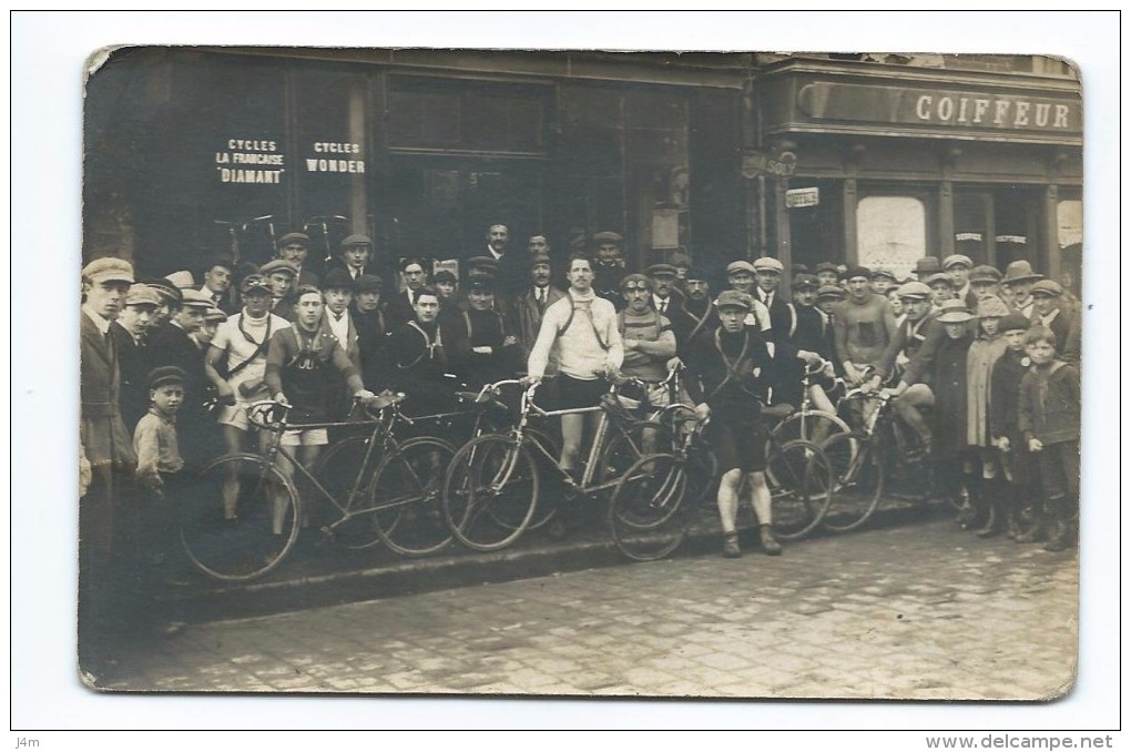 SPORT... Carte Postale Photo Course Cycliste à Localiser.. Devant Magasin " Cycles La Française " Diamant" Et COIFFEUR - Cyclisme