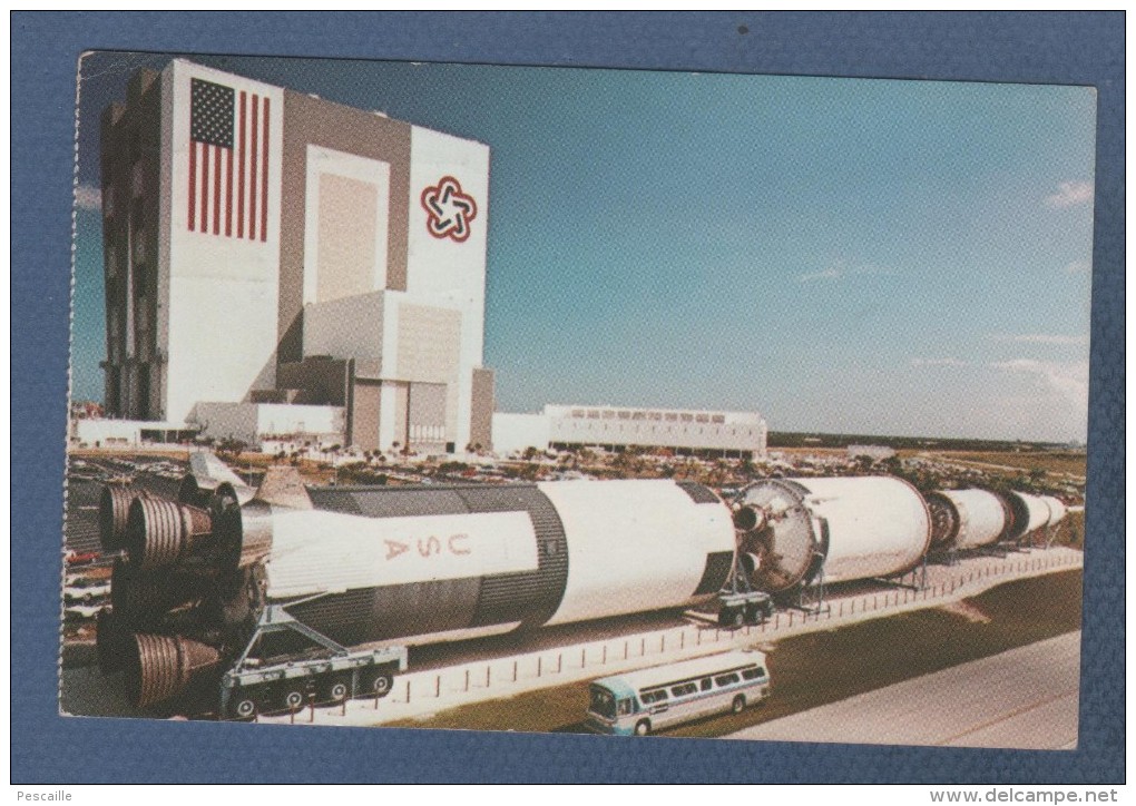 ESPACE - CP JOHN F. KENNEDY SPACE CENTER N.A.S.A. - THE SATURN V ROCKET ON DISPLAY NEAR VEHICLE ASSEMBLY BUILDING AT THE - Space