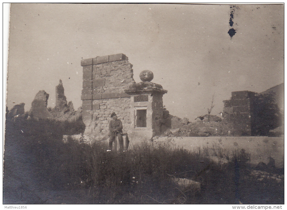 Photo 1916 HENNEMONT (près Etain) - Soldat Allemand Devant Une Ruine Datant De 1828 (A142, Ww1, Wk 1) - Autres & Non Classés