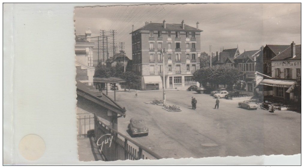 LA  PLACE   DE  LA  GARE - Conflans Saint Honorine