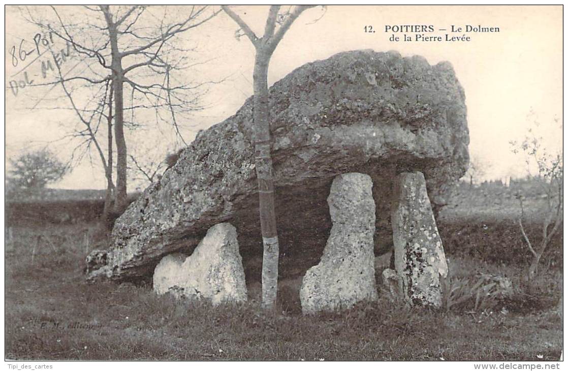 86 - Poitiers - Le Dolmen De La Pierre-Levée - Dolmen & Menhirs