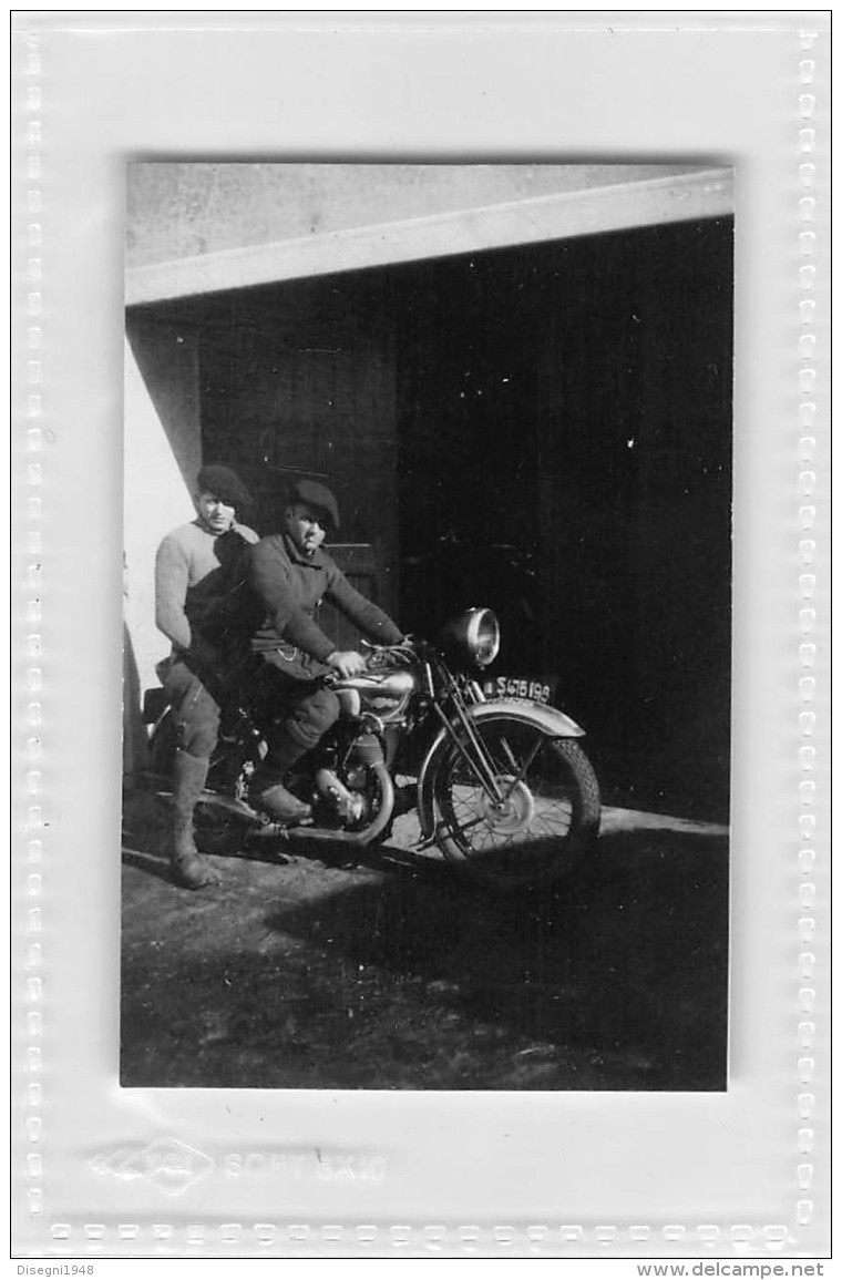 05390 "MOTOCICLETTA NON IDENTIFICATA ANNI '30 - UNIDENTIFIED BIKE YEARS '30" ANIMATA. FOTOGRAFIA ORIGINALE - Motor Bikes