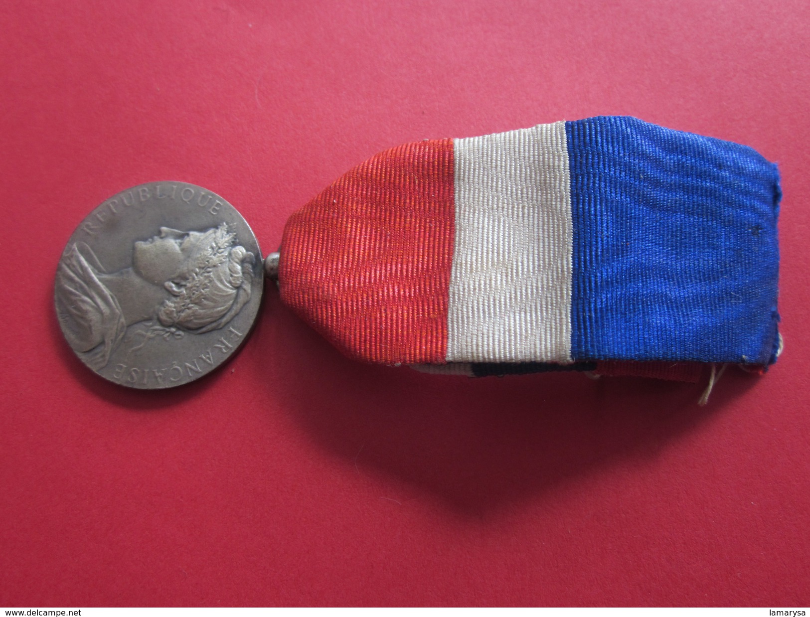 FRANCE MEDAILLE DU TRAVAIL EN ARGENTCOMMERCE INDUSTRIE RUBAN  TRICOLORE : M. LANGAND 1945- GRAVEUR BORREL - Profesionales / De Sociedad