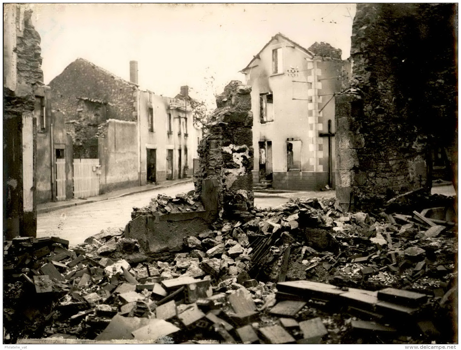 Images D´Oradour Sur Glane Quelques Jours Après Le Départ Des SS Allemands - Photo Originale - 24 (L)X18 (H) - Lot 15696 - Guerre, Militaire