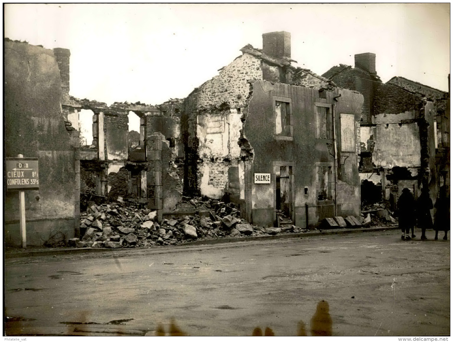 Images D´Oradour Sur Glane Quelques Jours Après Le Départ Des SS Allemands - Photo Originale - 24 (L)X18 (H) - Lot 15702 - Guerre, Militaire