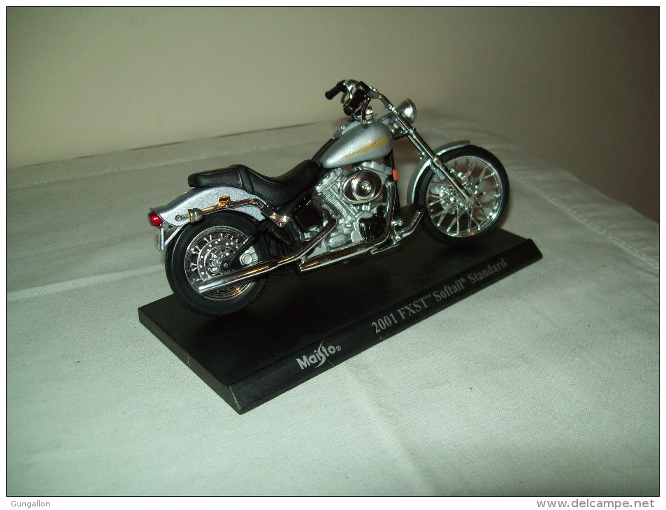 Harley Davidson (2001 FXST Softail Standard)  "Maisto"  Scala 1/18 - Moto