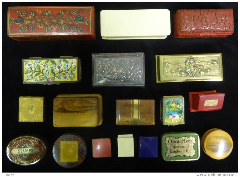 STAMP BOXES - Selection Of 18 Boxes/cases + Mount Packet &amp; Hinge Tin. Various Materials Incl. Brass, Wood, Metal, Pl - Autres & Non Classés