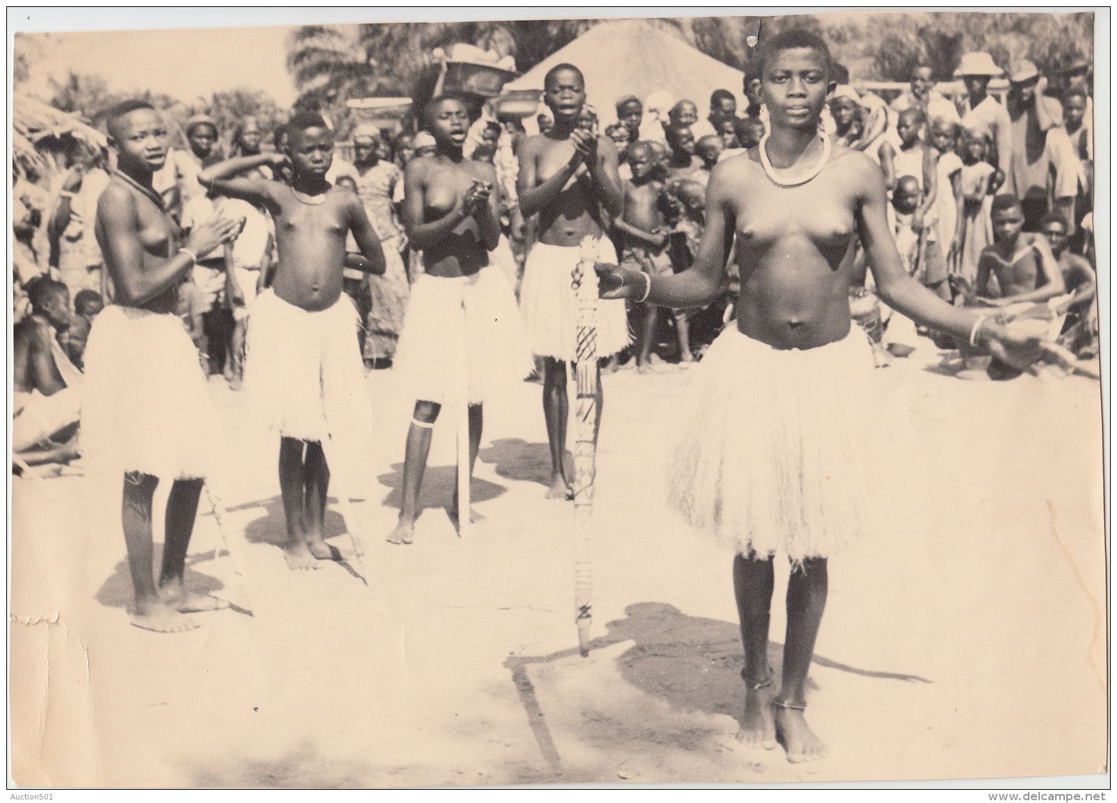 26986g  CONGO BELGE - RUANDA-URUNDI - ETHNOGRAPHIQUE - GROUPE DE DANSE - JEUNES FILLES - 26.8x19c - Seins Nus - Afrique