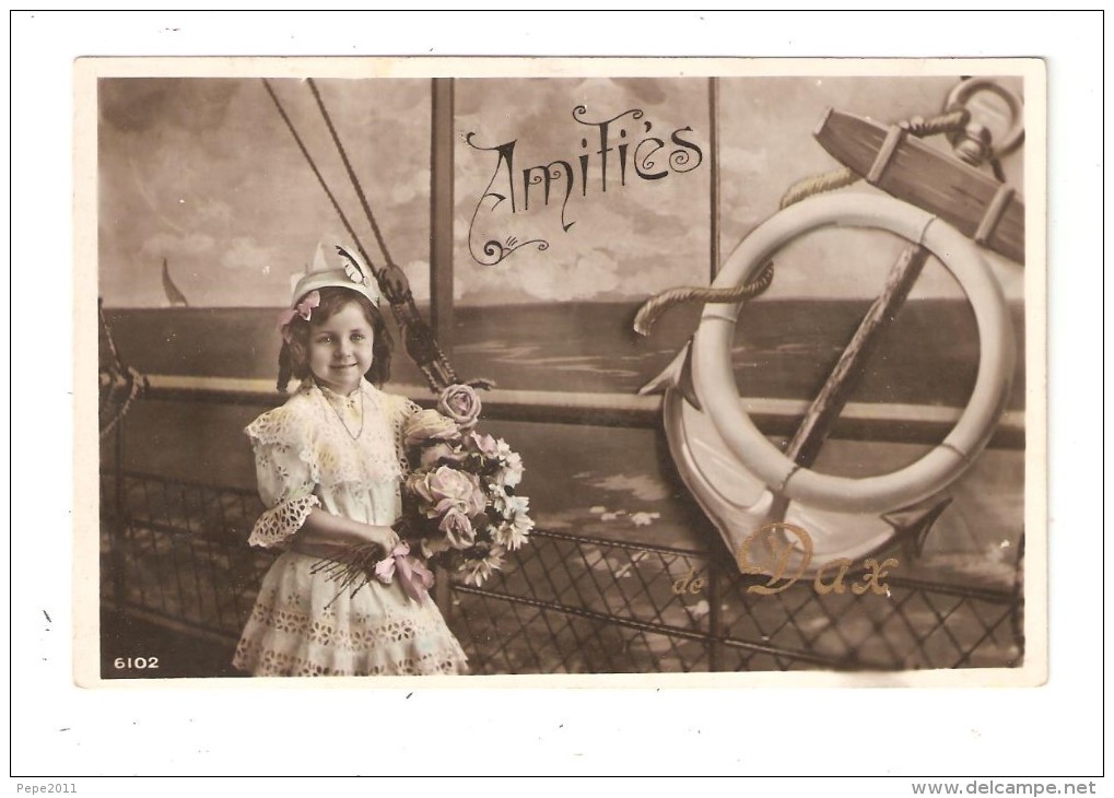 CPA Fantaisie 40 DAX Amitiés De Dax Fillette Avec Un Bouquet De Fleurs Sur Un Bateau 1909 - Dax