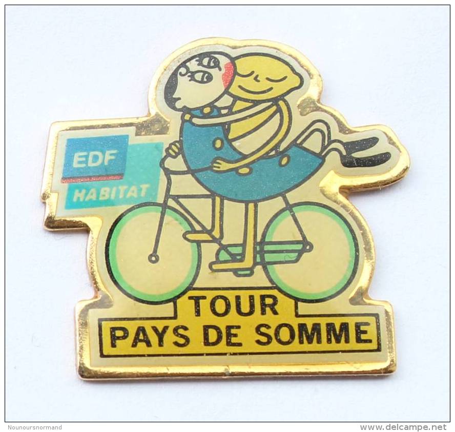 Pin's TOUR DE PAYS DE SOMME -  Couple D'amoureux En Vélo - Logo - F316 - EDF GDF