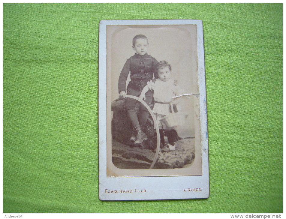 Photo  CDV 19 ème Frère Et Soeur Avec Sa Poupée Cliché Ferdinand Itier à Nimes - Anonymous Persons