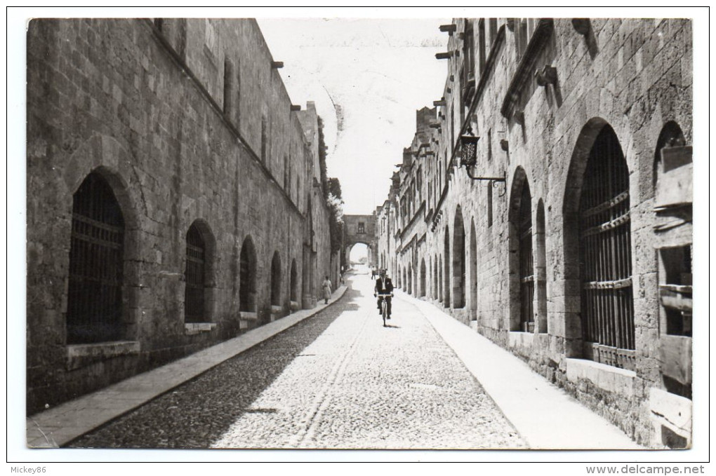 Grèce--RHODES--La Rue Des Chevaliers (animée,cycliste,vélo),cpsm 14 X 9  A.F PACHOS, Foto Radar--timbre - Grèce