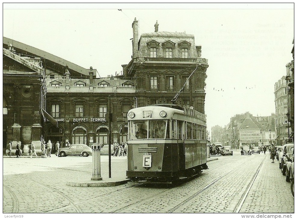 LILLE TRAM MOTRICE TRAMWAY DEVANT LA GARE LIGNE E LILLE RONCHIN  EN 1953 (CP EDITE PAR SERGE BALIZIAUX ) - Tramways