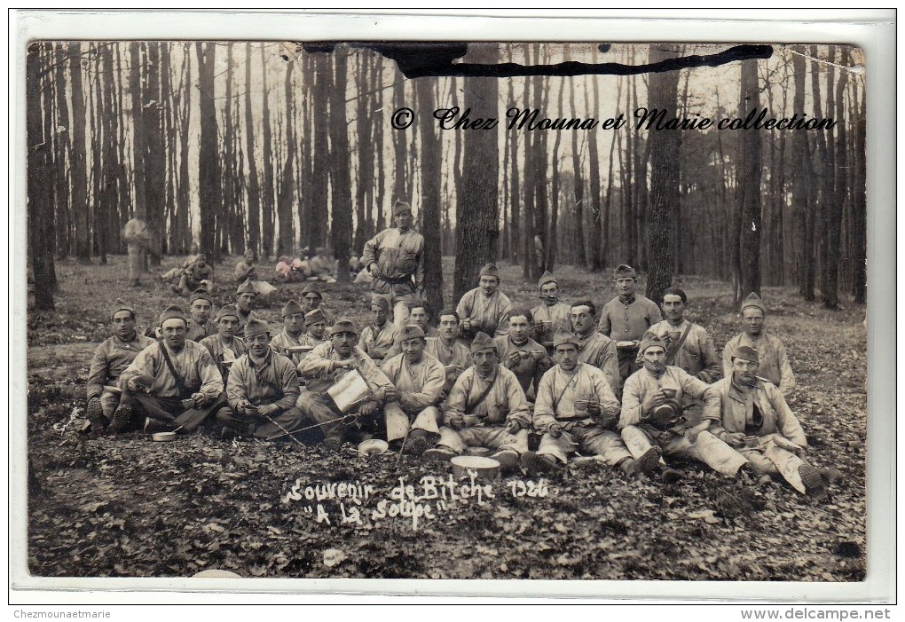 BITCHE - 1924 - REGIMENT - A LA SOUPE - CARTE PHOTO MILITAIRE - Regimente