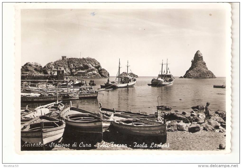 CT--N--01765--  ACIREALE - STAZIONE DI CURA - ACI TREZZA - ISOLA LACHEA - PESCHERECCI - BARCHE - VIAGGIATA  1955 - Acireale