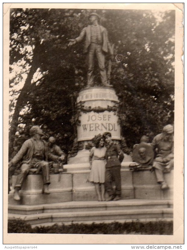 Photo Originale Militaire & Son Amoureuse En 1945 Au Pied De La Statue De Josef Werndl - Légende Au Dos - Oorlog, Militair