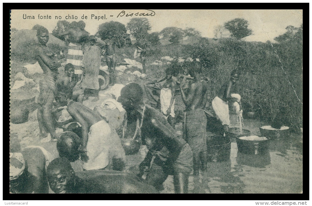 GUINÉ-BISSAU - LAVADEIRAS - Uma Fonte No Chão De Papel  Carte Postale - Guinea Bissau