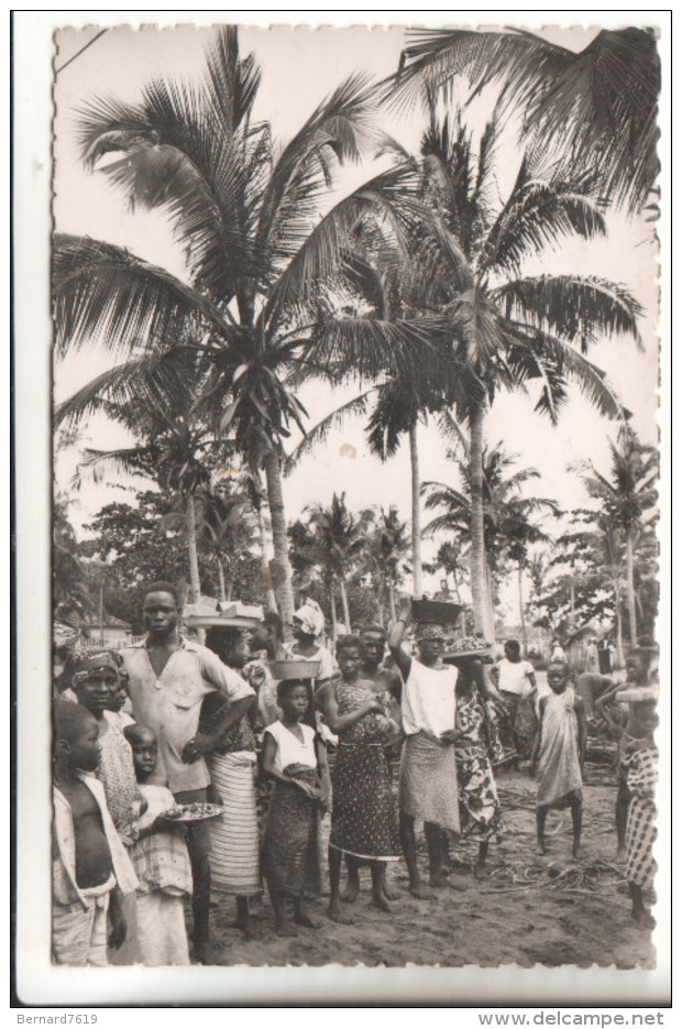 Types Africains   Un Coin De Marche - Pointe-Noire